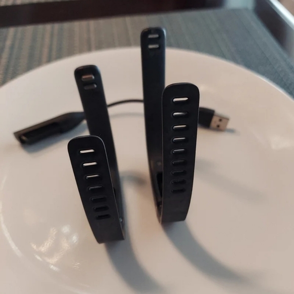 Fitbit bands bundle LG & SM with charger GUC - Picture 3 of 10